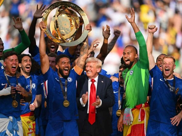 Trump hủy hoại lễ kỷ niệm chiến lợi phẩm của họ khi Chelsea giơ cúp thế giới câu lạc bộ